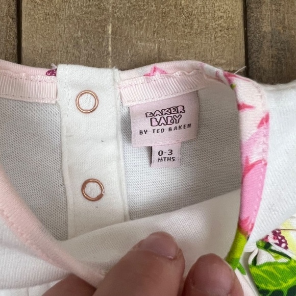 Baker Baby by Ted Baker Bodysuit Dress in White with Floral Trim Sz 0-3M - Picture 7 of 7